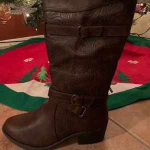 Size 9 Brown wide calf boots (New)
